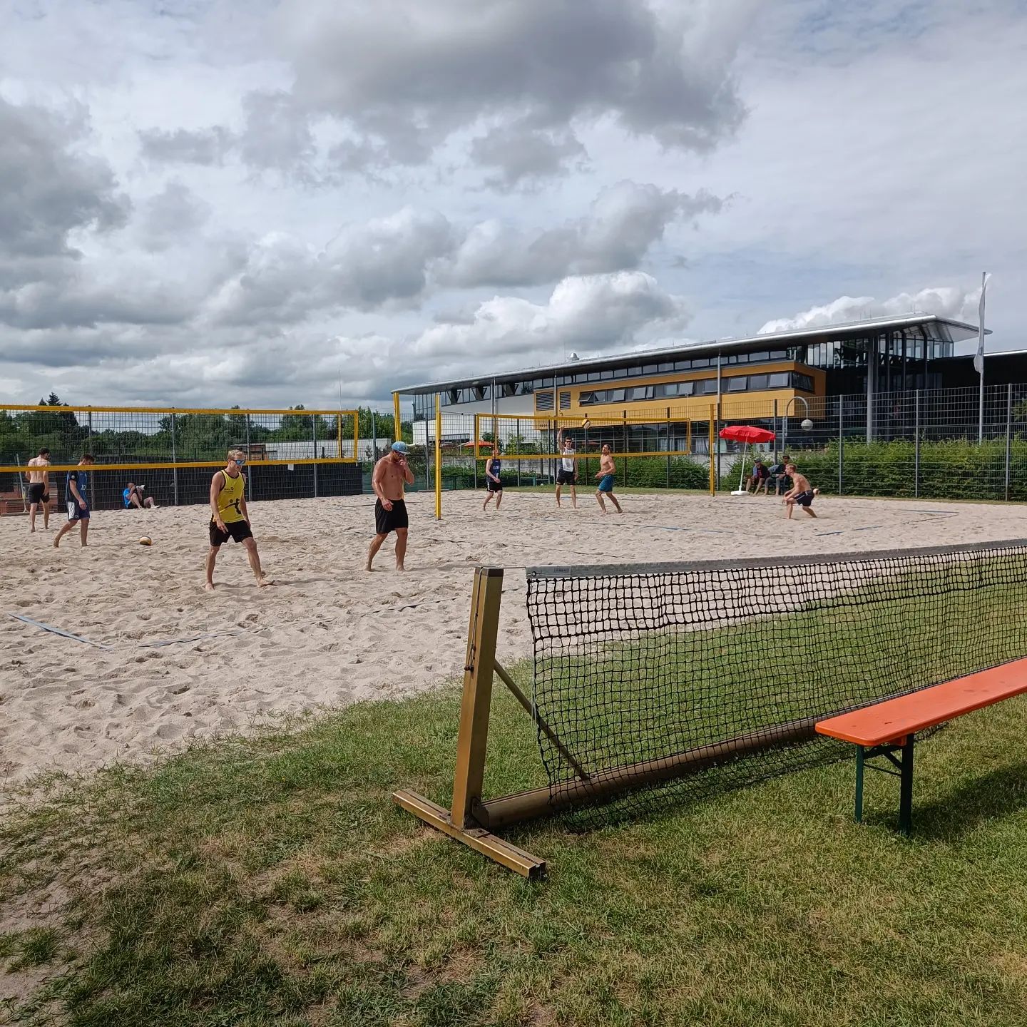 Turnier-Wochende beim SVK 😎
Nach unserem Firmencup am Freitag und dem Damen-A-Turnier gestern, lassen wir das Wochenende heute mit einem A-Herren-Turnier ausklingen ☺️

#svkbeiertheimvolleyball #beachvolleyball #bawuebeachtour