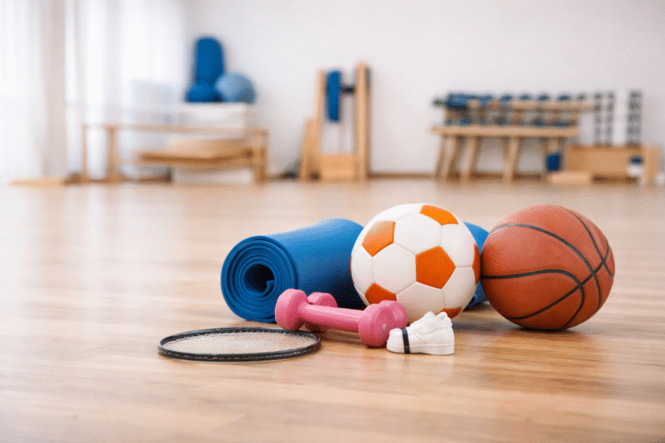 Kursraum mit Bällen, Hanteln und Matten (KI-generiert)